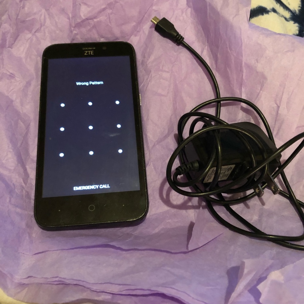 ZTE Z833 CELL PHONE LOCKED +CHARGER
